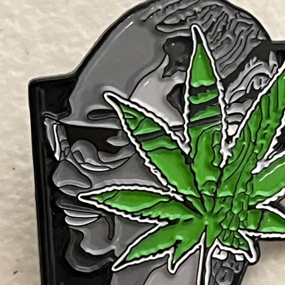 Snoop Dogg 420 Pin Hat Pins Streetwear Hats Caps Hatpin Music Rapper - Picture 2 of 7